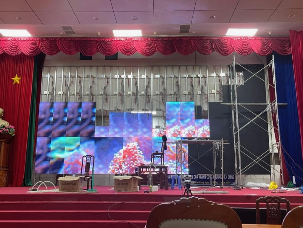 Cho Thuê Màn Hình LED Trong Suốt Cho Sự Kiện & Showroom Cao Cấp